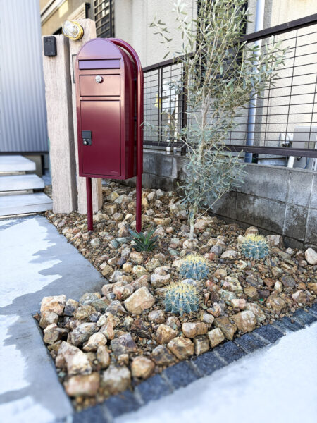 アガベとサボテン使った玄関アプローチのガーデニング施工