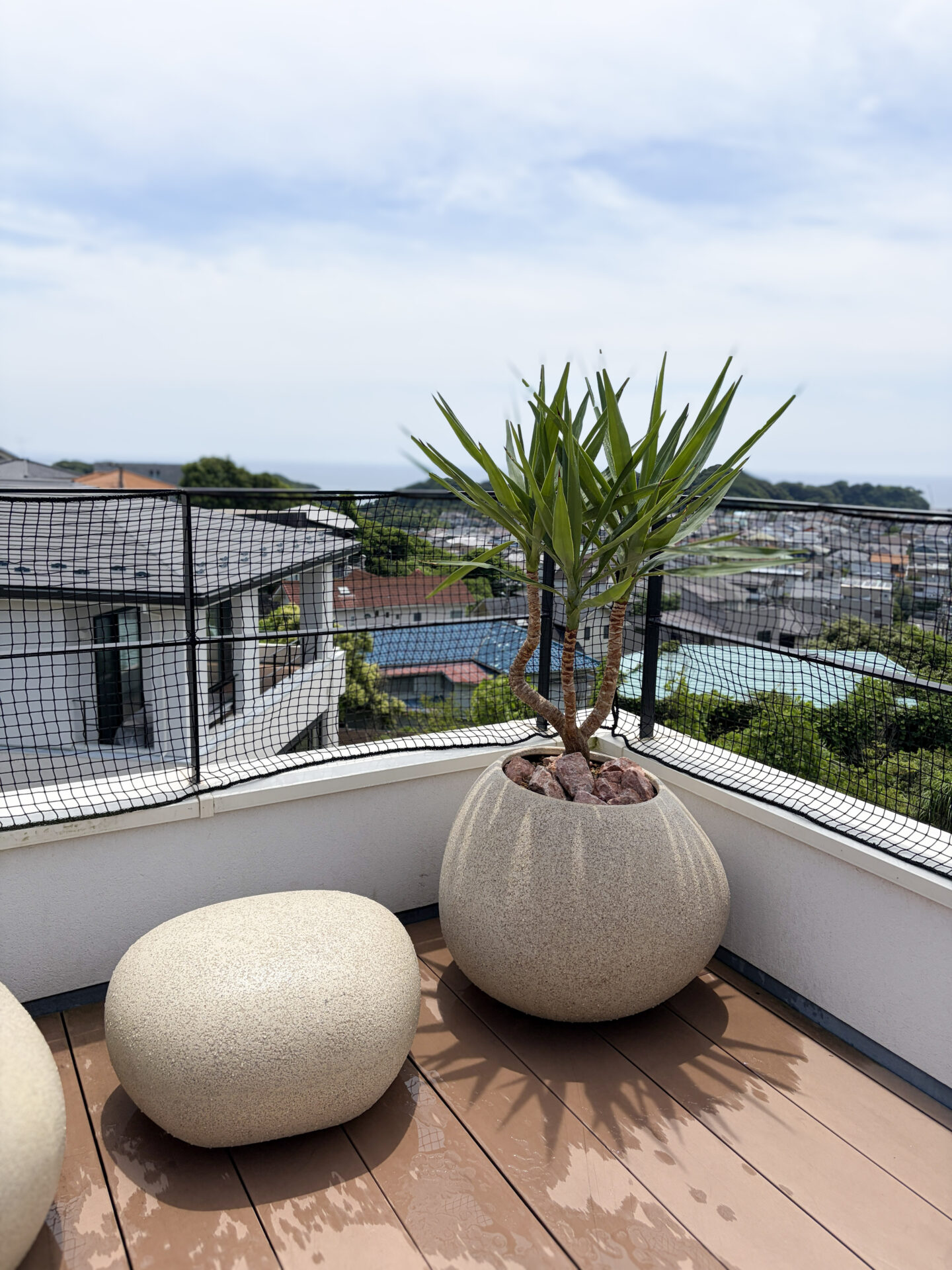 鎌倉山の住宅バルコニー｜ユッカと丸型プランターを使った植栽デザイン